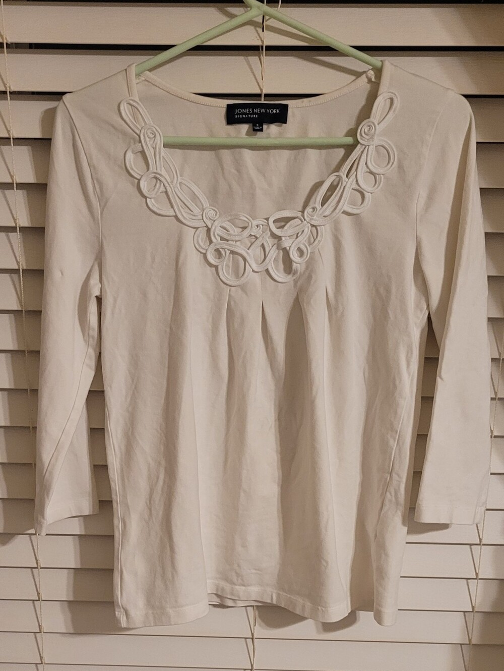 Jones New York White Long-Sleeve Scoop Neck Top with Loop Trim EUC -Small
